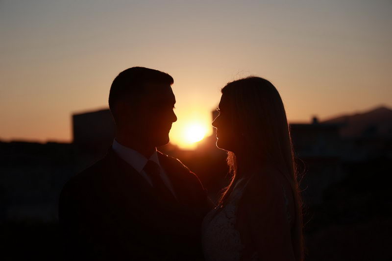 Φωτογραφείο Αγία Παρασκευή - Γαμπρός και νύφη σε αστικό περιβάλλον.